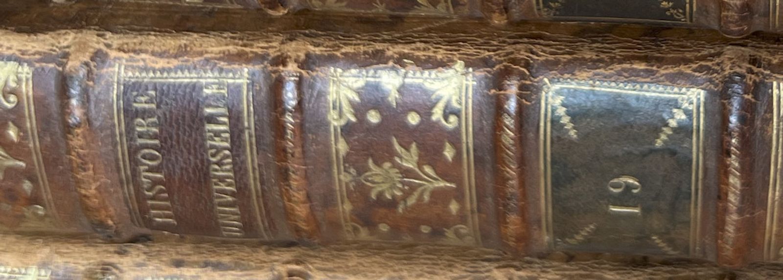 Histoire Universelle - Tome XIX - Une Société de Gens de Lettres - 1762 | Cinquième volet de l'Histoire Moderne au sein de la série, ce tome illustre l'ambition universaliste de l'œuvre qui cherchait à intégrer l'Asie entière dans une vision globale de l'histoire humaine | Aufildeslivres.fr