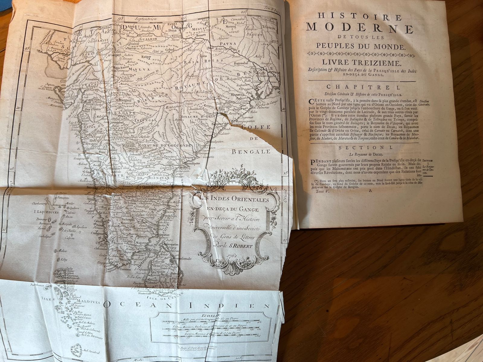 Histoire Universelle - Tome XIX - Une Société de Gens de Lettres - 1762 | Document irremplaçable pour comprendre comment les Lumières françaises percevaient et décrivaient les royaumes asiatiques, leurs cultures, leurs institutions et leurs histoires, à mi-chemin entre érudition et imaginaire orientaliste | Aufildeslivres.fr