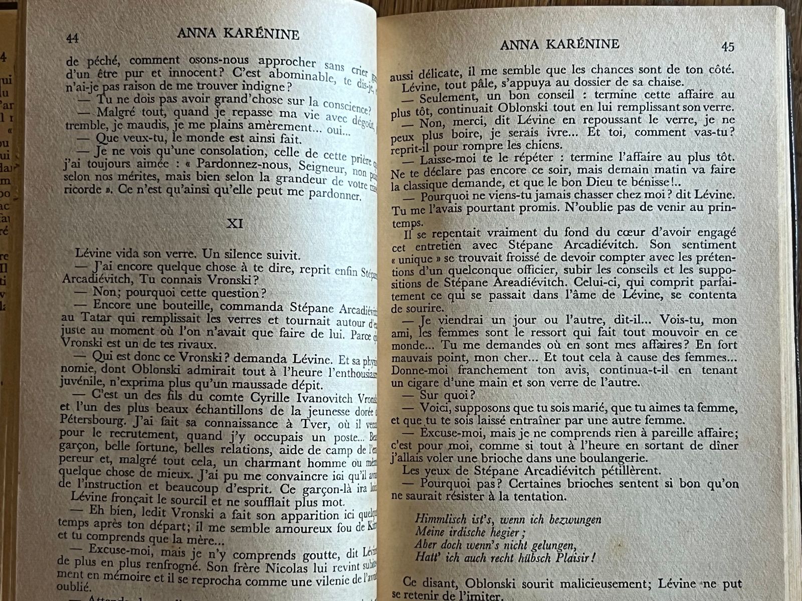 Anna Karénine - Léon Tolstoï - 1943 | Reliure en cuir noble d'époque qui sublime ce chef-d'œuvre de la littérature russe | Aufildeslivres.fr