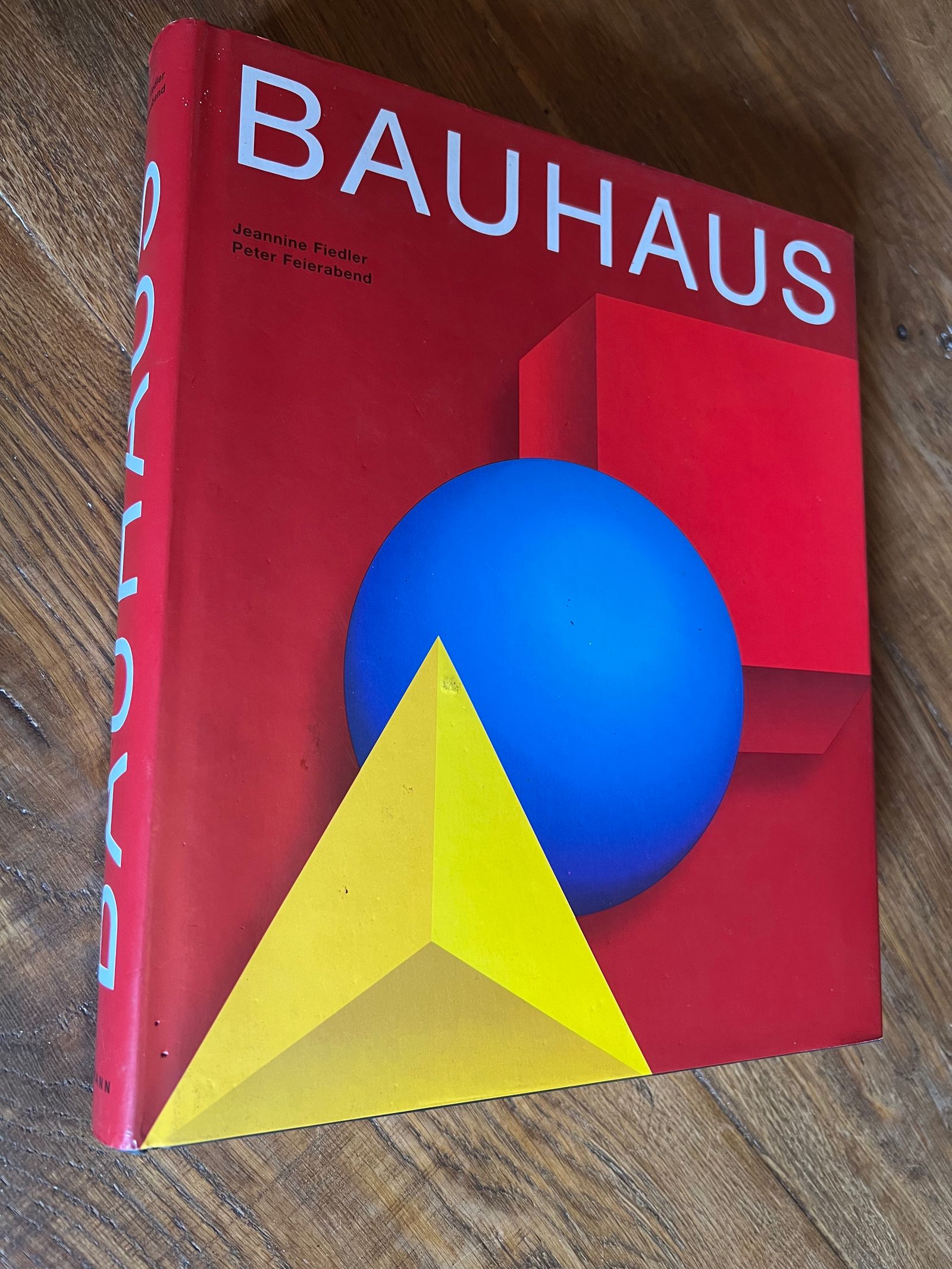 Bauhaus - Jeannine Fiedler - 2000 | Ouvrage de référence exhaustif sur le Bauhaus réunissant les contributions de plus de 40 spécialistes internationaux | Aufildeslivres.fr