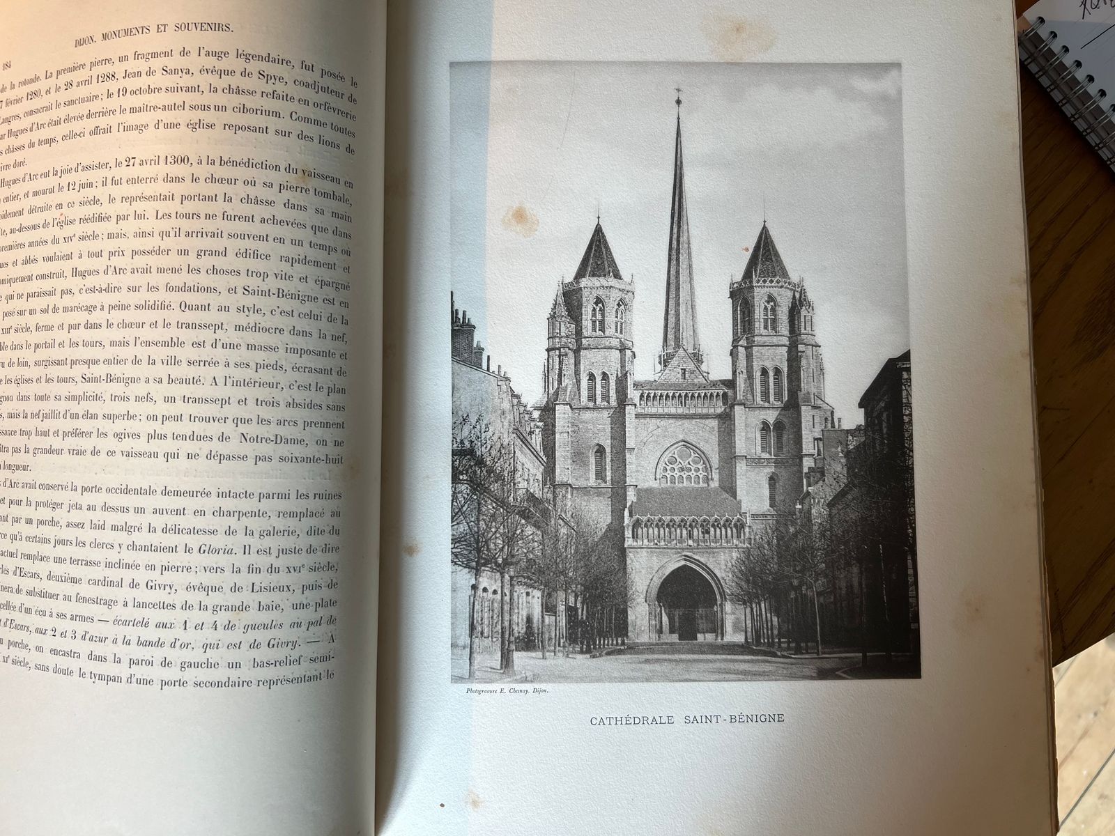 Dijon Monuments et Souvenirs - Henri Chabeuf - 1894 | Un document patrimonial de premier ordre sur l'architecture et les monuments de Dijon à la fin du XIXe siècle, irremplaçable pour quiconque s'intéresse à l'histoire de la capitale bourguignonne | Aufildeslivres.fr