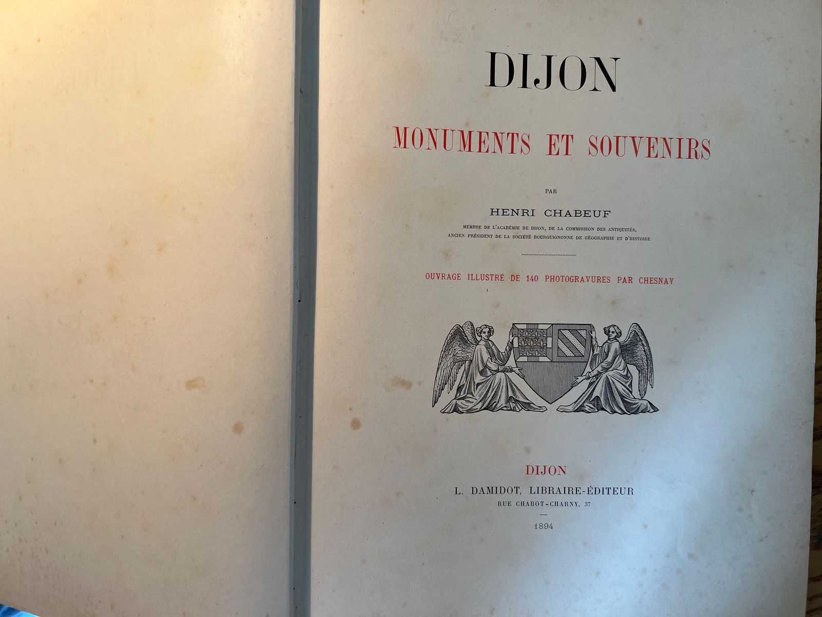 Dijon Monuments et Souvenirs - Henri Chabeuf - 1894 | Un document patrimonial de premier ordre sur l'architecture et les monuments de Dijon à la fin du XIXe siècle, irremplaçable pour quiconque s'intéresse à l'histoire de la capitale bourguignonne | Aufildeslivres.fr