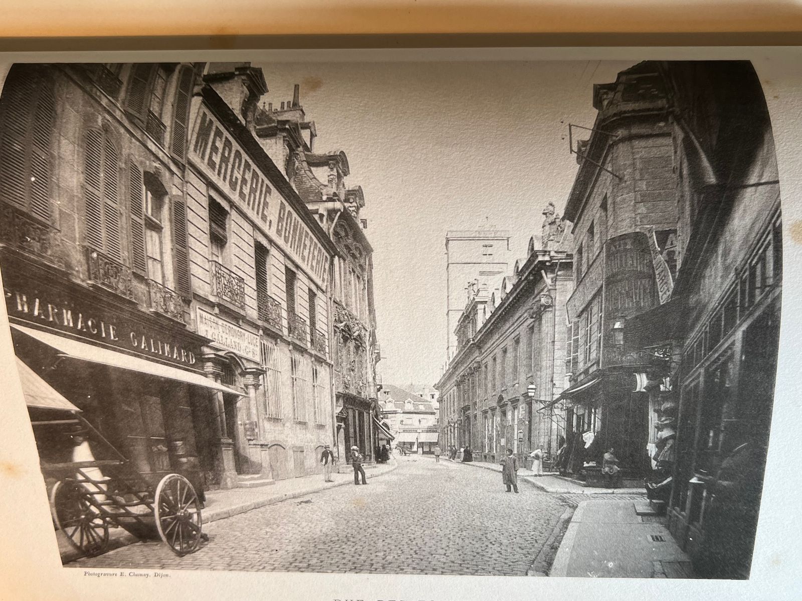 Dijon Monuments et Souvenirs - Henri Chabeuf - 1894 | L'œuvre d'un érudit reconnu, membre de l'Académie de Dijon et de la Commission des Antiquités, qui confère à l'ouvrage une autorité scientifique et une profondeur documentaire rares pour l'époque | Aufildeslivres.fr