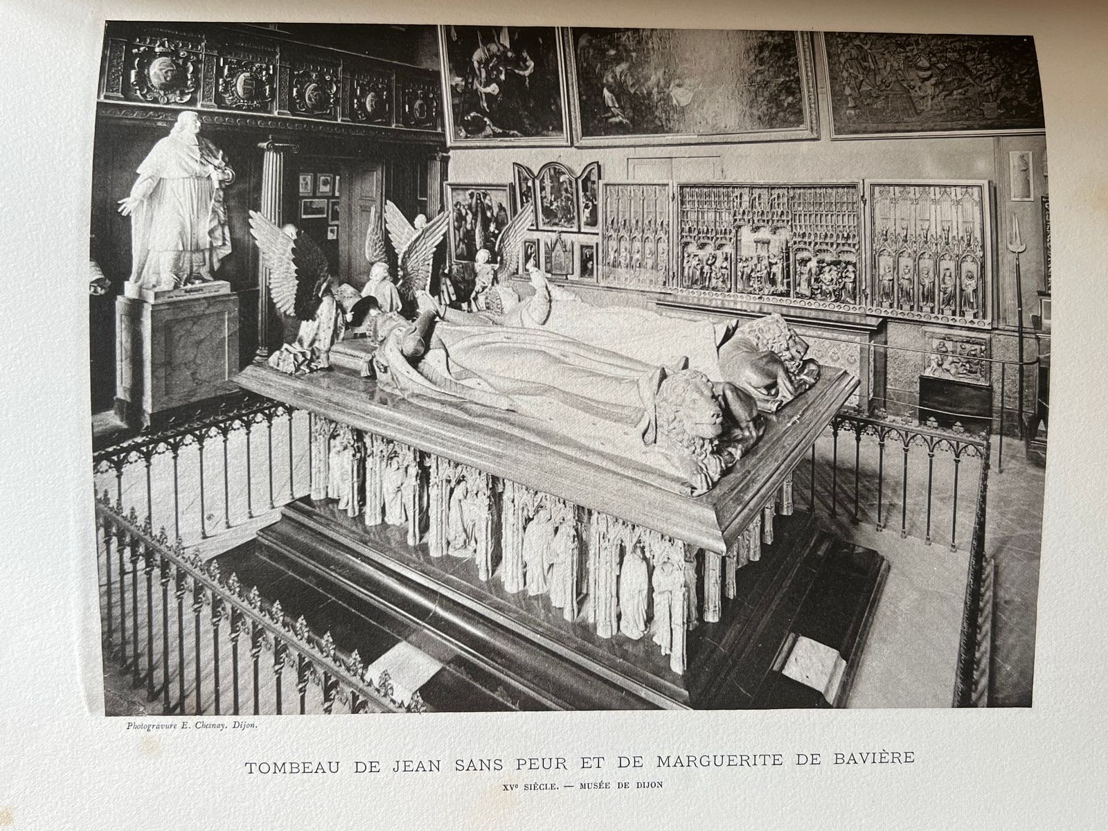 Dijon Monuments et Souvenirs - Henri Chabeuf - 1894 | Pièce de choix pour les collectionneurs régionalistes et les amateurs d'art bourguignon, d'architecture médiévale et Renaissance, ou d'iconographie urbaine de la Belle Époque | Aufildeslivres.fr