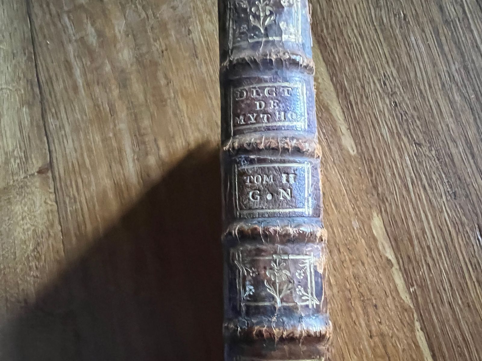 Dictionnaire de Mythologie pour l'intelligences des Poetes - Anonymous - 1745 | Ouvrage de référence essentiel du XVIIIe siècle pour comprendre la mythologie classique et son influence sur la poésie européenne | Aufildeslivres.fr