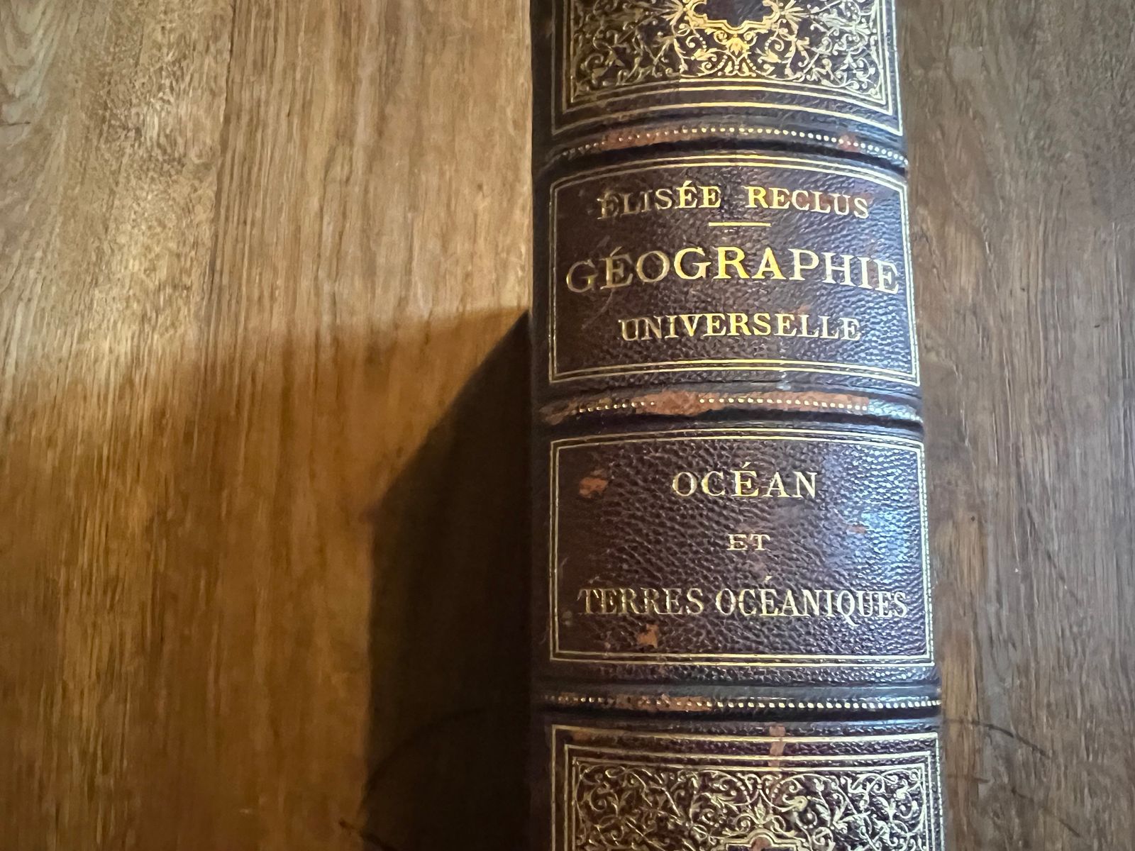 Nouvelle Géographie Universelle – Océans et Terres Océaniques - Élisée Reclus - 1889 | Un volume monumental de la plus grande œuvre géographique du XIXe siècle, rédigée par Élisée Reclus, figure tutélaire de la géographie moderne et penseur anarchiste visionnaire, dont l'œuvre reste une référence universelle | Aufildeslivres.fr