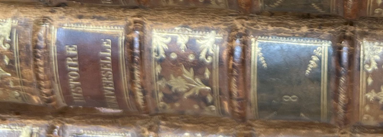 Histoire Universelle - Tome VIII - Une Société de Gens de Lettres - 1770 | Bel objet bibliophilique du XVIIIe siècle, avec sa typographie soignée, son papier vergé d'époque et sa mise en page caractéristique de l'édition française des Lumières | Aufildeslivres.fr