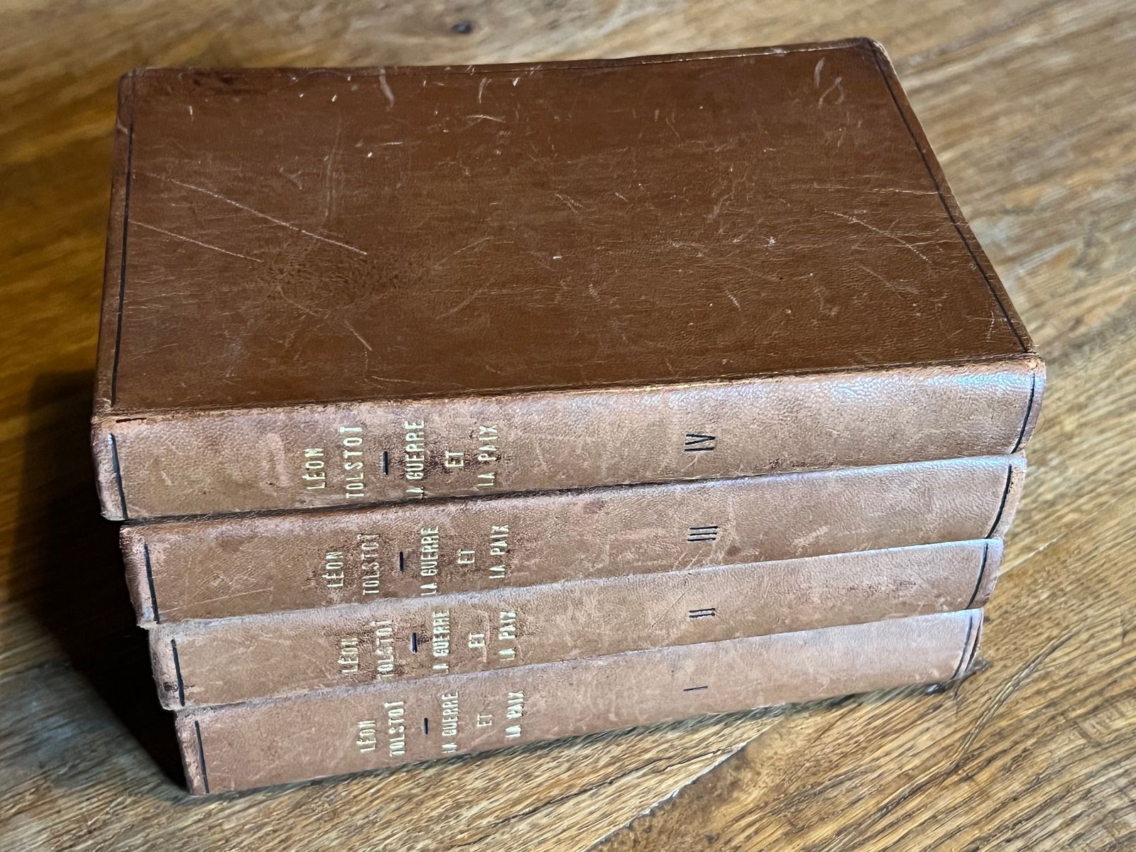 La Guerre et la Paix - Léon Tolstoï - 1930 | Œuvre majeure de Tolstoï explorant les thèmes universels de l'histoire, du destin et de la condition humaine | Aufildeslivres.fr